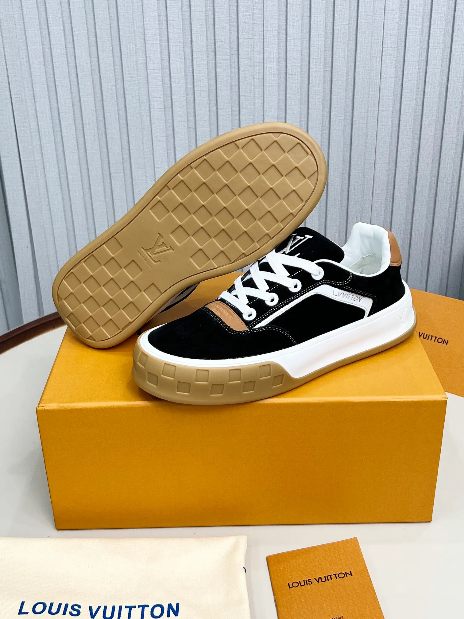 p620💰Men's shoes ❤️❤️❤️Top version LV-Louis Vuitton-Classic catwalk new style Air glue process·Original 1:1 development and reproduction! ! The upper foot is very comfortable. It is made of luxurious materials and fine workmanship. The midsole is printed with English letters "Made in Europe". The upper is made of calfskin imported from Italy. The side is decorated with the brand's LOGO and signature. The latest latex foot pads and mesh lining make the foot feel super comfortable. The original two-color TPU combination outsole is specially provided by the original factory. Bag technology Goodyear stitched edges Fabric: Exclusive custom first-layer cowhide Accessories: Exclusive private model Vuitton logo, lining: Customized silk mesh lining - first-layer silk cowhide lining Outsole: TPU combination outsole wear-resistant, non-slip and anti-yellowing Foot pads: new latex pads-mesh sweat-absorbent Counter technology: fully computerized sewing machine wire drawing Toe box back cover Hot and cold shaping Full set of pull-top last with medium and low logo pattern Code number 39-45